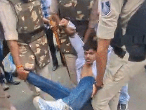 झूमा-झटकी के दौरान छात्र नेता के कपड़े भी फट गए।