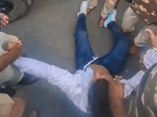 छात्र नेता को इस तरह टांगकर ले गए पुलिस कर्मी ।