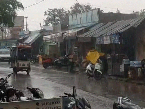 बदायूं में दिन में ही रात जैसा अंधेरा छा गया। इसके बाद जोरदार बारिश हुई।