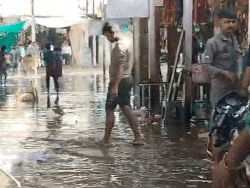 जैसलमेर के रामदेवरा में बारिश का पानी दुकानों में घुस गया।