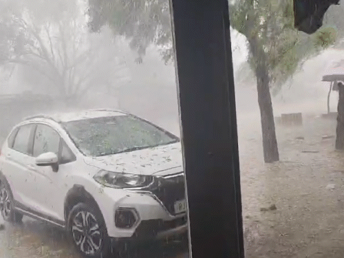 राजस्थान के टोंक जिले के नासिरदा में मंगलवार दोपहर बारिश के साथ ओले गिरे।