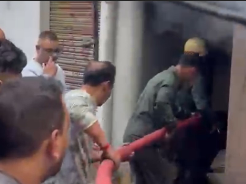 दमकल कर्मी आग पर काबू पाते हुए।