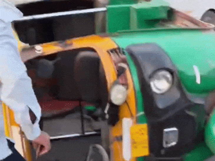 गुरुग्राम में कार की टक्कर से पलटा ऑटो। - Dainik Bhaskar