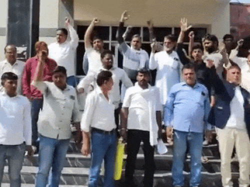 सालासर मंदिर में श्रद्धालुओं से मारपीट के विरोध में सुजानगढ़ एसडीएम कार्यालय में नारेबाजी करते लोग। - Dainik Bhaskar