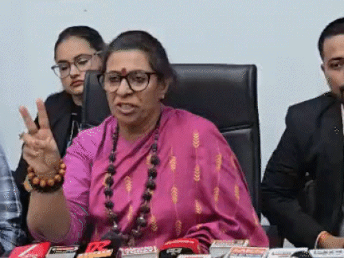 हरियाणा महिला आयोग की चेयरपर्सन रेनू भाटिया ने छात्रा के लापता मामले में सख्त रुख अपनाते हुए कहा कि इसकी सीबीआई या एनआईए से जांच की सिफारिश की जाएगी।