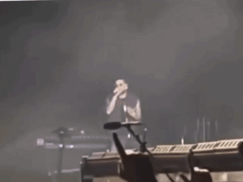 करण औजला परफॉर्म करते हुए।