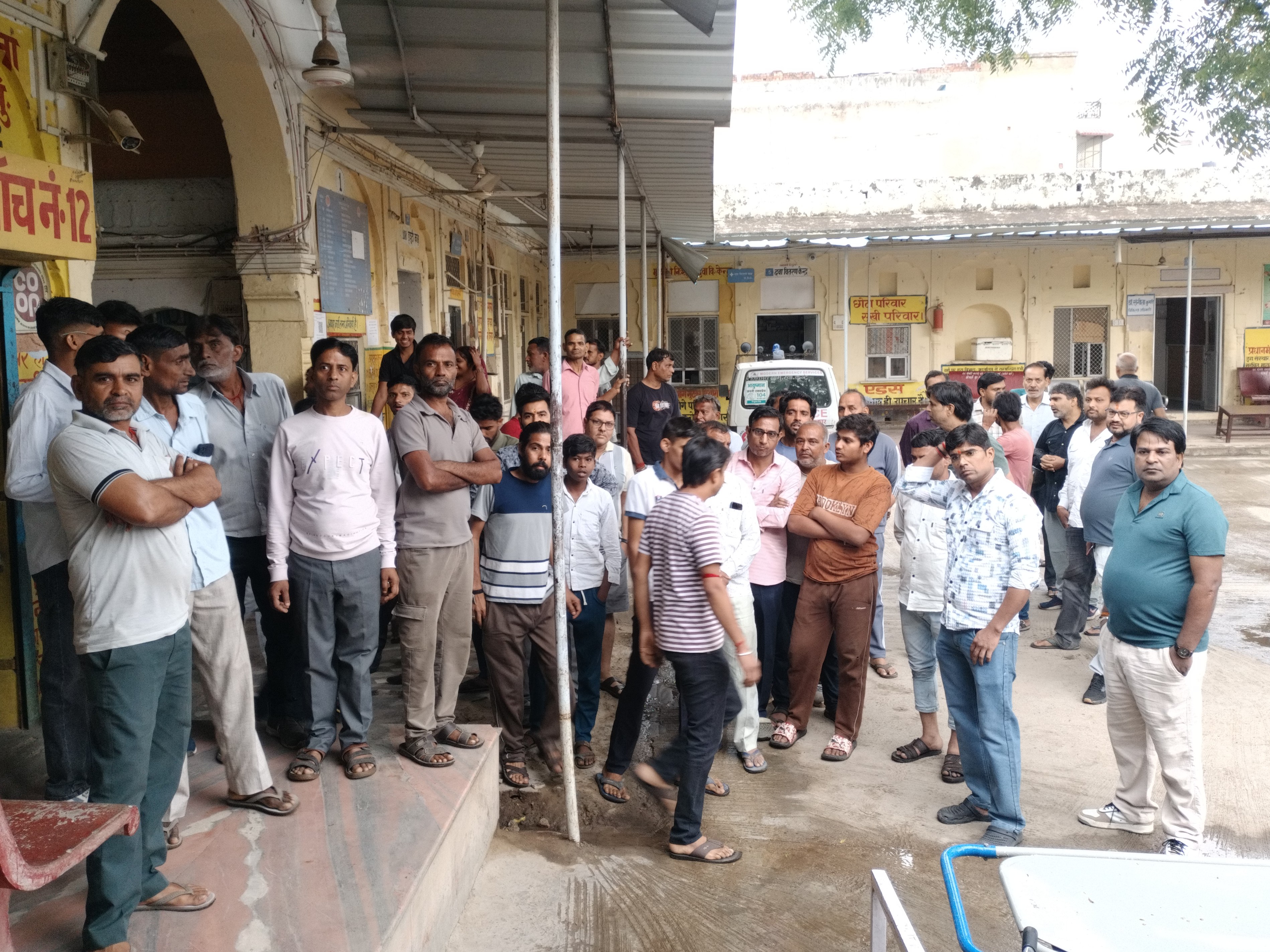 आरोपी विजय कुमार को इलाज के लिए सिंघाना के राजकीय अस्पताल ले जाया गया। इस दौरान लोगों की भीड़ इकट्ठा हो गई।