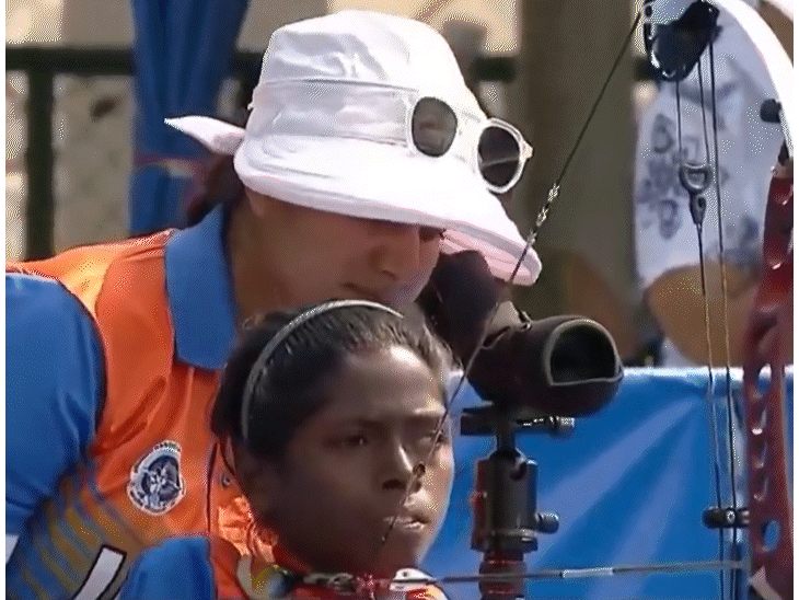 पायल प्रोस्थेटिक लेग्स से धनुष को पकड़कर, कंधे के सहारे तीर रखकर मुंह से स्ट्रिंग खिंचती हैं।