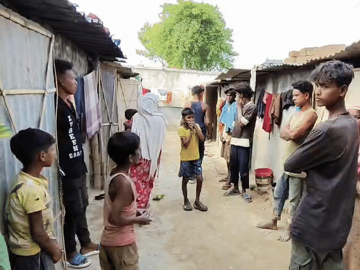 मजदूरों को यहीं रखा जाता था। आरोप है कि रोज रात में मालिक यहां से लड़कियों के अपने साथ ले जाता था।