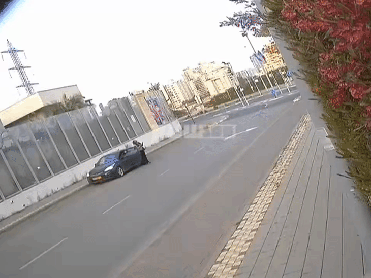 इजराइल के पेटाह टिकवा में सोमवार को सड़क पर मिसाइल गिरने से एक महिला गंभीर रूप से घायल हो गई।