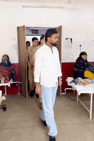 4 पुलिसकर्मियों के साथ उमैर 