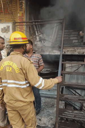 शटर और लगाए टिनशेड काटकर अंदर की स्थिति पता चली। आग बुझने के बाद सारे सामान भी जल चुके थे।