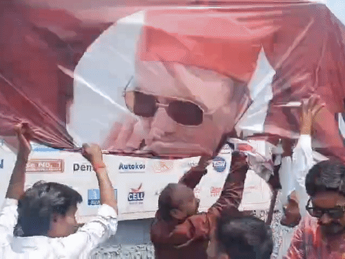 लखनऊ में अखिलेश यादव के खिलाफ लगे पोस्टर के विरोध में मंगलवार दोपहर सपा कार्यकर्ता सड़कों पर उतर आए।