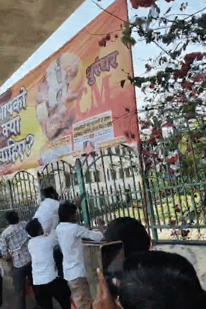 सपाइयों ने पोस्टर को फाड़ डाले और सरकार के खिलाफ नारेबाजी की।