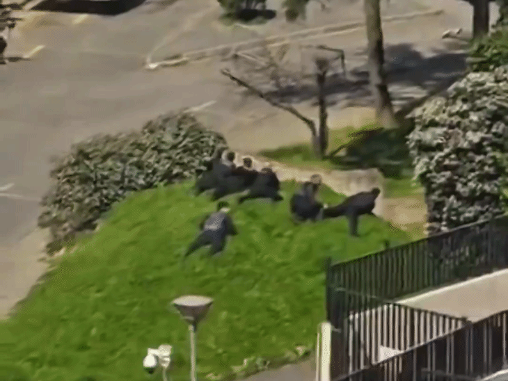 तुर्किये की पुलिस हमलावरों पर जवाबी कार्रवाई करते हुए।