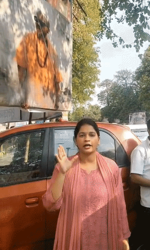 सपा नेता पूजा शुक्ला ने पार्टी कार्यालय के बाहर लगाया होर्डिंग, लिखा- यूपी में धुआं-धर राज।