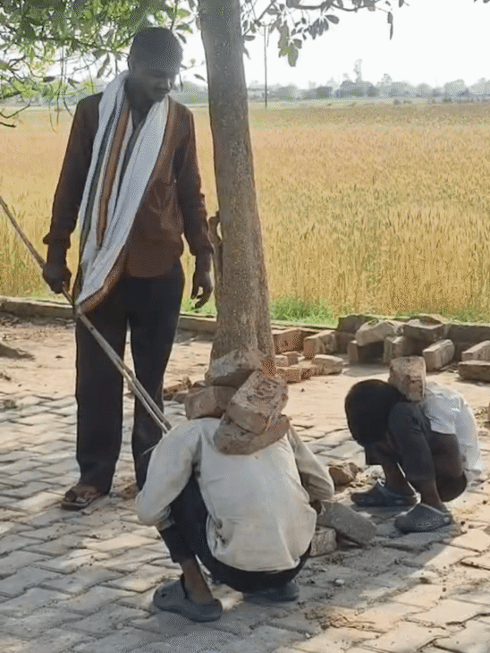 दबंग ने एक बच्चे पर 4 और दूसरे बच्चे की पीठ पर 2 ईंट रखीं।