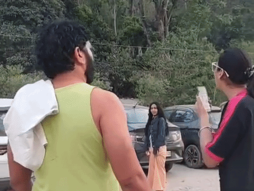 During the commotion, people also tried to intervene.