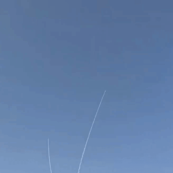 दक्षिणी इजराइल के ऐलात शहर में मंगलवार को इजराइली डिफेंस सिस्टम ईरानी मिसाइलों को रोकते हुए।