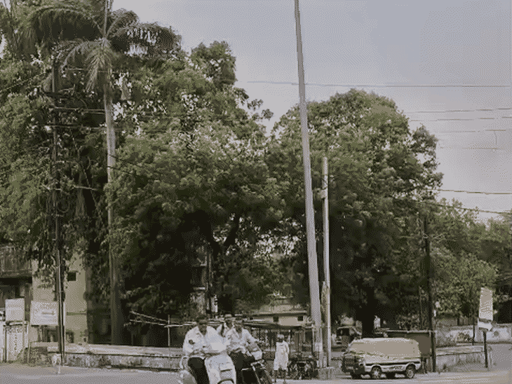 मंगलावर को रतलाम में धूल भरी हवाएं चलीं।