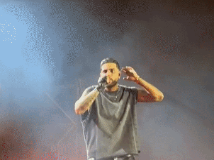 करण औजला शो के दौरान परफॉर्मेंस देते हुए।- फाइल