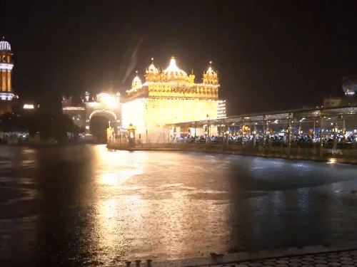 पंजाब के अमृतसर में मंगलवार शाम तेज बारिश हुई। वीजुअल्स स्वर्ण मंदिर से है।