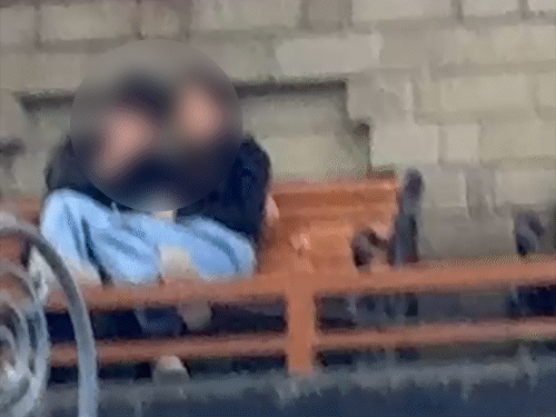 व्यक्ति ने अश्लील हरकत करते हुए लड़का-लड़की का वीडियो बनाया।