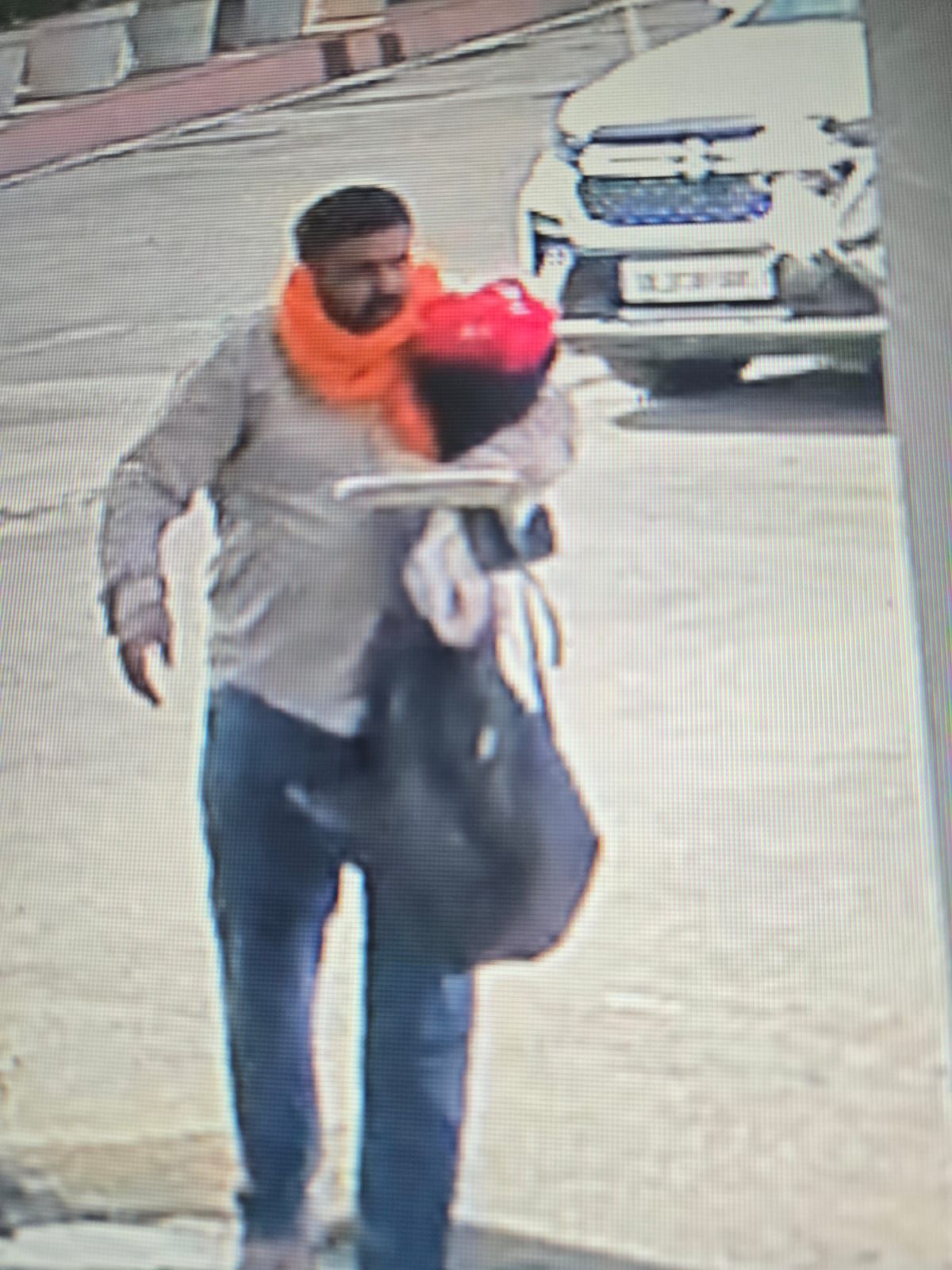 आरोपी का CCTV फुटेज सामने आया है, जिसमें उसके हाथ में बैग और गुलदस्ता दिखा।