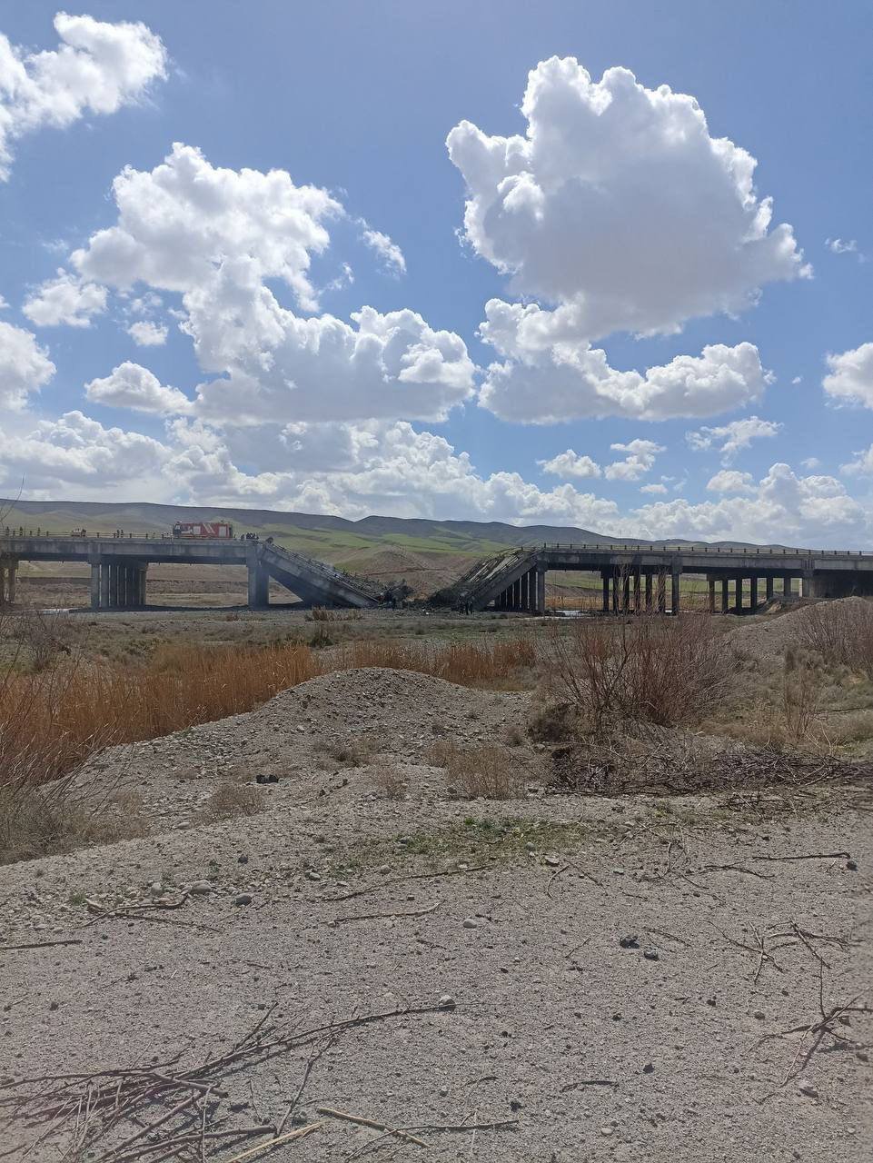 अमेरिका और इजराइल ने ईरान में तबरीज-जंजान हाईवे पर बने एक पुल को ब्लास्ट में उड़ा दिया।