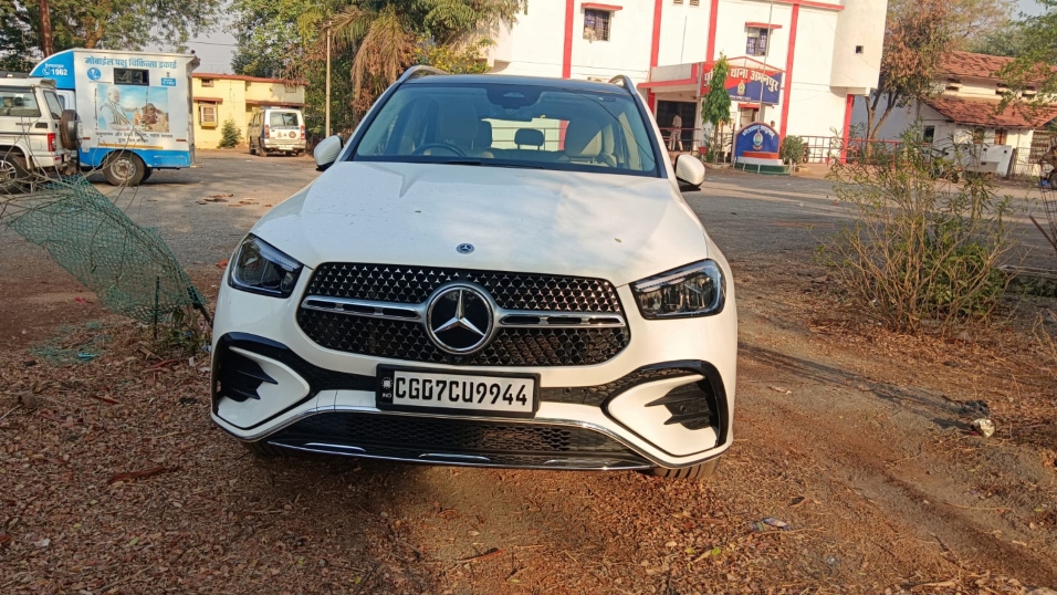 पुलिस ने आरोपियों से गाड़ी जब्त की है।