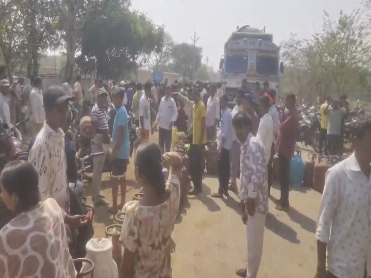 सिलेंडर नहीं मिलने पर ग्रामीणों ने चक्काजाम कर दिया।