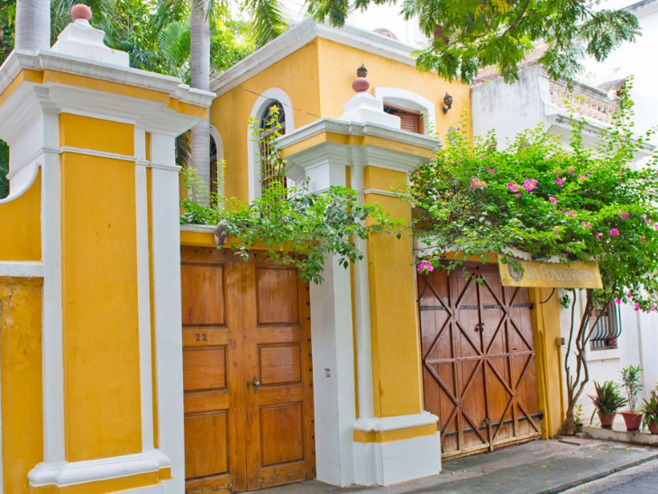 पुडेचरी में मौजूदा फ्रेंच कॉलोनी के वक्त के फ्रेंच क्वार्टर, जो दिखते तो पहले जैसे हैं, लेकिन वक्त के साथ बदलते जा रहे हैं।