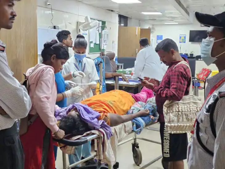 पिकअप सवार अन्य घायलों का इलाज जारी है।