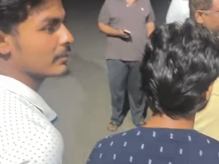 छात्रों ने आरोप लगाया कि उन्हें खाना अंदर नहीं ले जाने दे रहे।