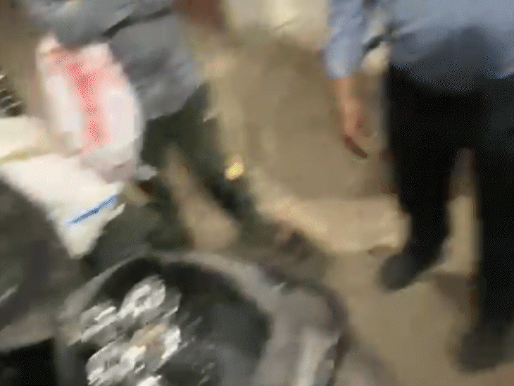 हॉस्टल के बाहर ही गार्डस् छात्रों से टिफिन रखवा रहे है।