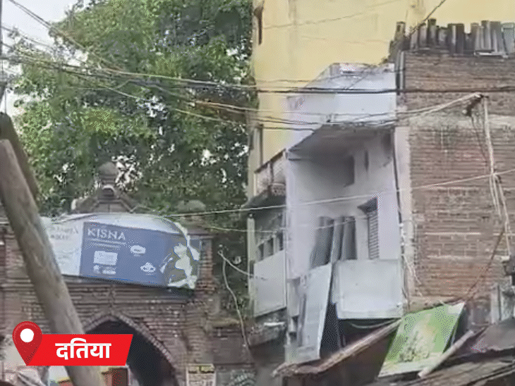 दतिया में तेज हवाओं के साथ पानी गिरा।