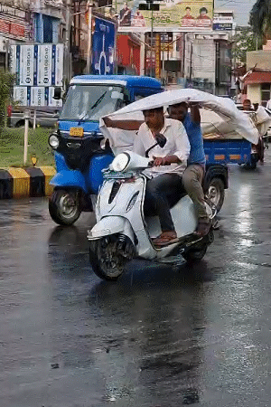 झांसी में आंधी के बाद जमकर बारिश हुई। दोपहिया से जा रहे वाहन चालक पन्नी से खुद को भीगने से बचाते दिखे।