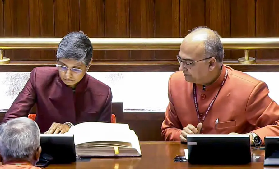 मेनका ने नेशनल लॉ स्कूल ऑफ इंडिया यूनिवर्सिटी, बेंगलुरु से B.A. LLB किया।