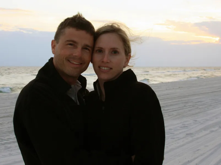 नासा के एस्ट्रोनॉट रीड वाइसमैन अपनी दिवंगत पत्नी कैरॉल टेलर वाइसमैन के साथ इस तस्वीर में नजर आ रहे हैं।