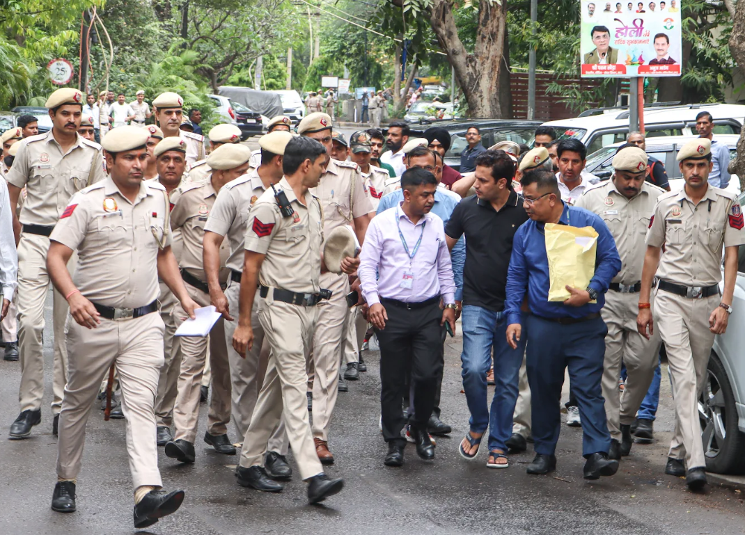 असम पुलिस मंगलवार को पवन खेड़ा के दिल्ली स्थित घर पहुंची थी। टीम घर से कुछ दस्तावेज लेकर बाहर निकली।