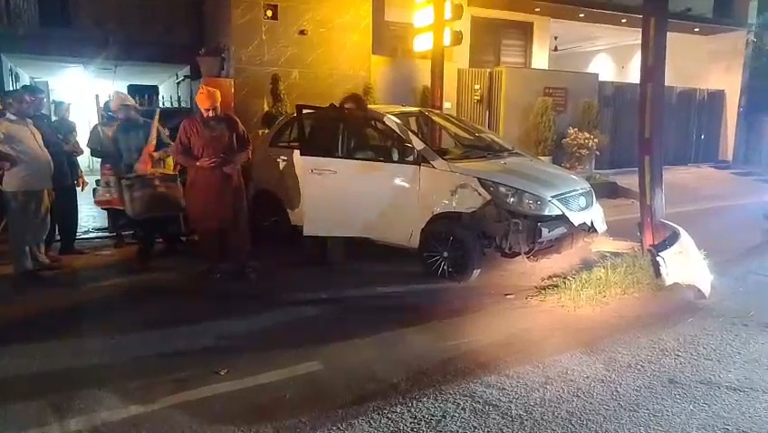 Uncontrolled car smashes into pole and hits Mercedes, power outage
