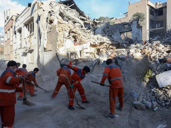 तेहरान में सिनेगॉग और आसपास की बिल्डिंग पर हमले के बाद ईरानी मजदूरों ने सफाई की।