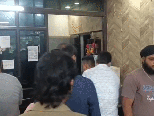 छापेमारी के दौरान गैस एजेंसी पर लगी लोगों की भीड़।
