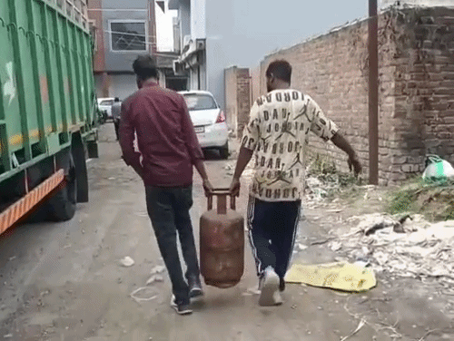 गोदाम से की जा रही डिलवरी।