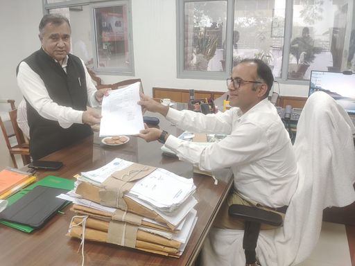 पंचकूला में चुनाव आयोग सचिव को सुनवाई के दौरान डॉक्यूमेंट सौंपते हुए कांग्रेस नेता रविंद्र रावल। फाइल फोटो