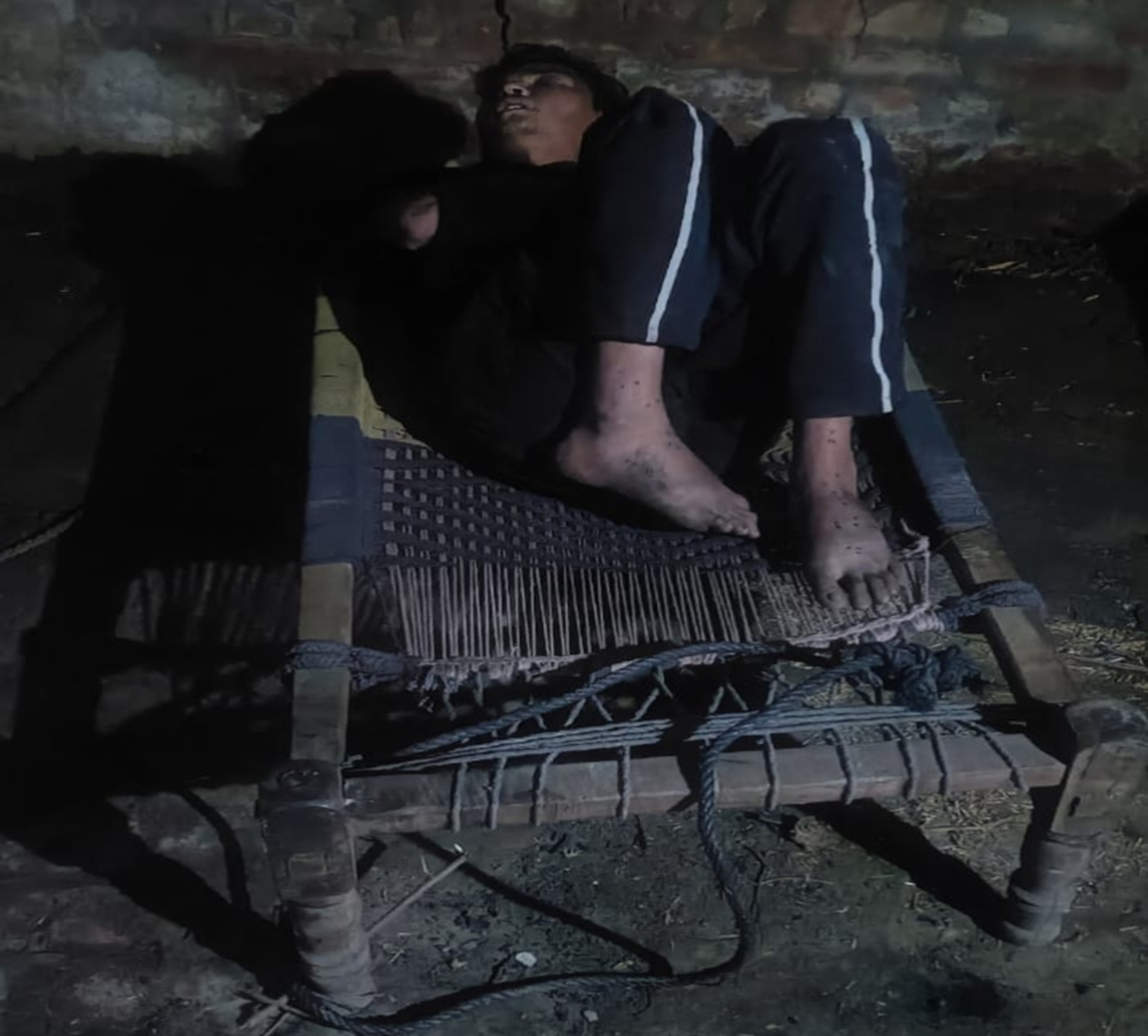 युवक को चारपाई पर बांधकर पीटा गया और आरोपी परिजनों को देखकर भाग गए।