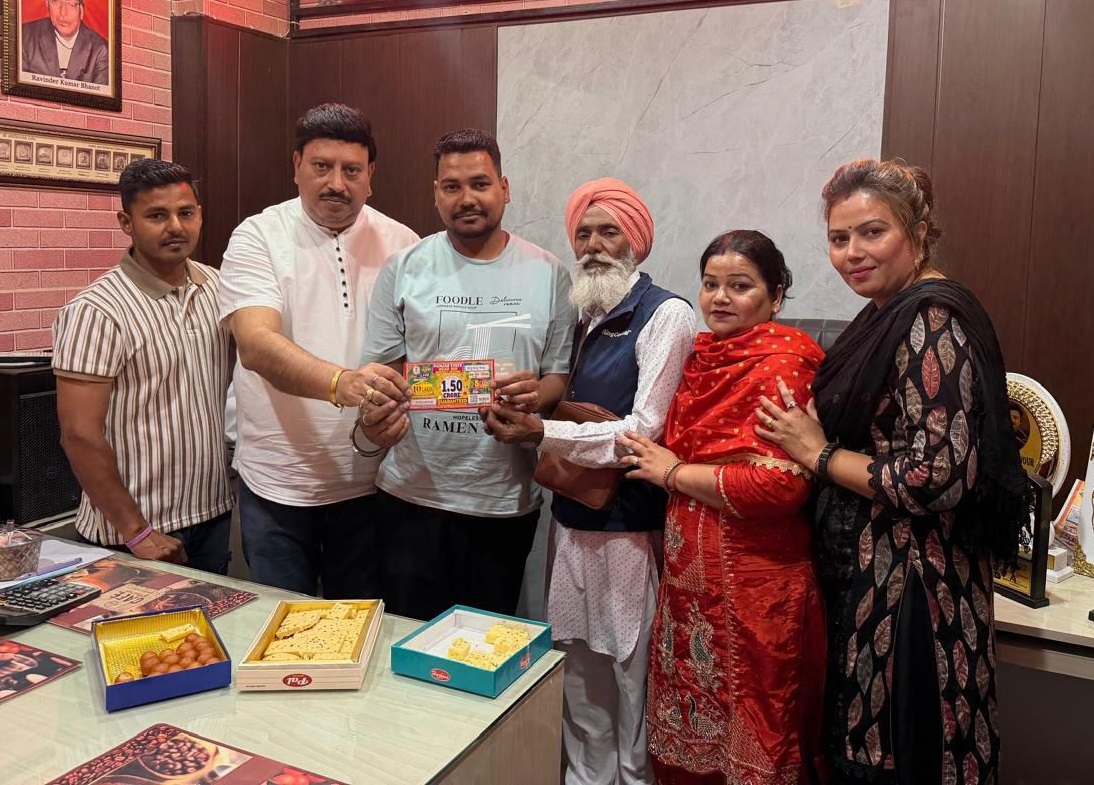 लॉटरी विजेता गुरचरण सिंह अपने परिवार के साथ।