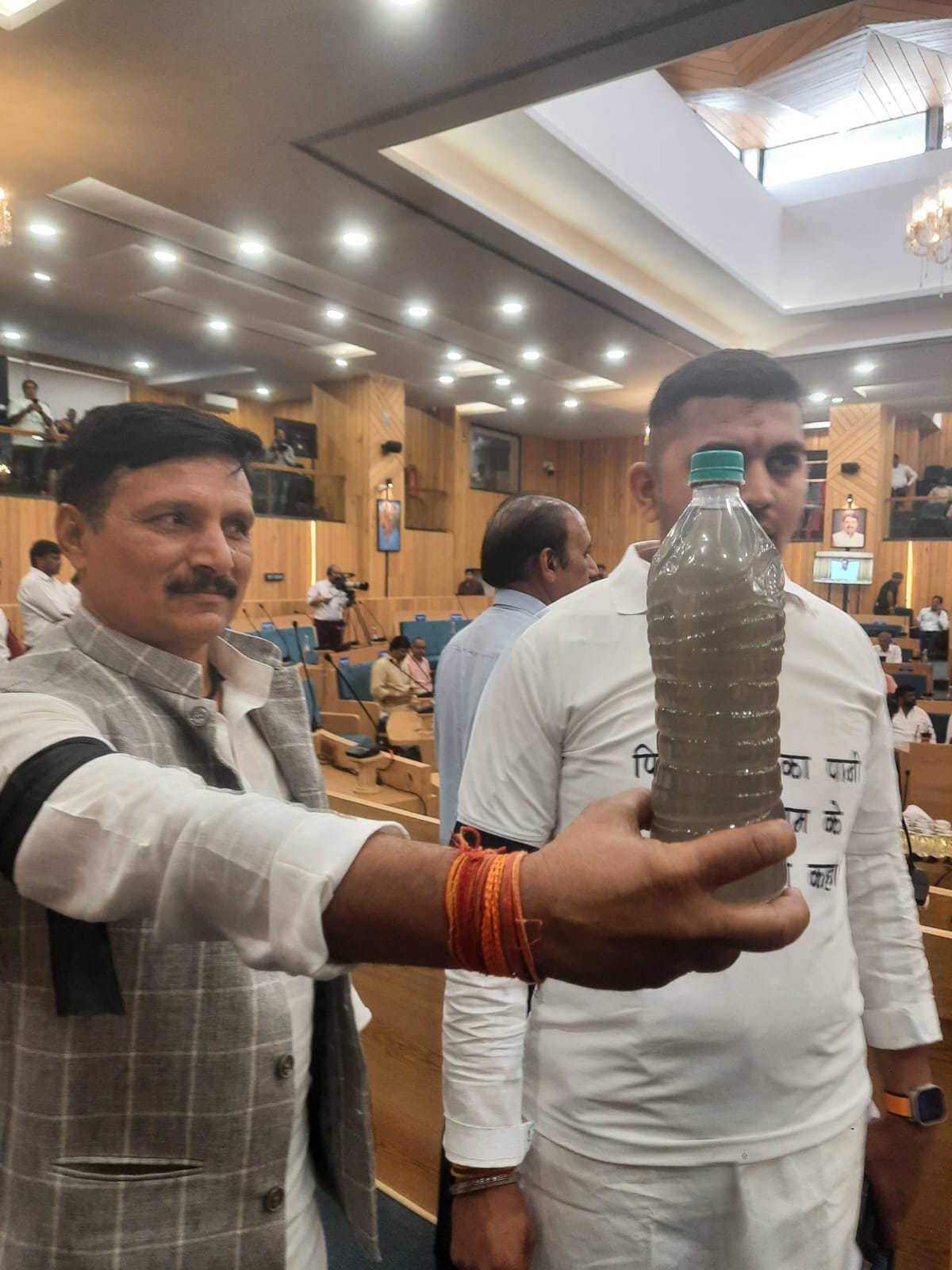 कांग्रेस पार्षद राजू भदौरिया गंदे पानी की बॉटल लेकर पहुंचे।