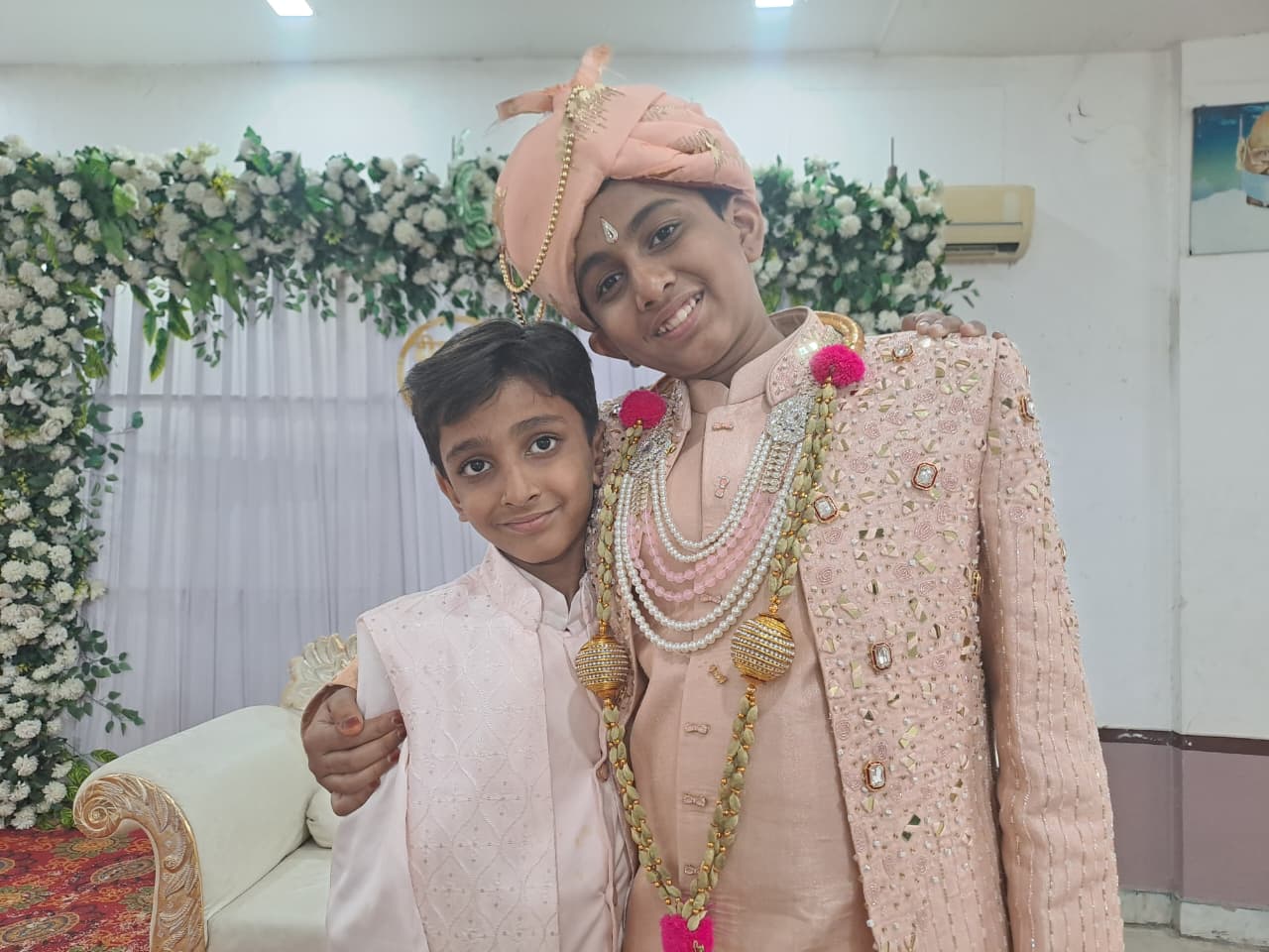 अपने छोटे भाई मानविक के साथ आगम जैन। सूरत में तीन दिनों तक दीक्षा कार्यक्रम होगा।