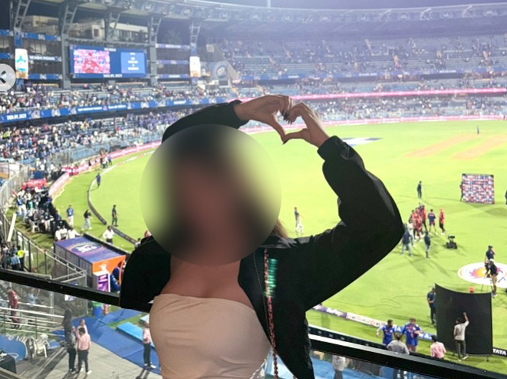 मॉडल ने IPL मैच देखते हुए अपनी कई फोटो इंस्टाग्राम पर डाली हैं।